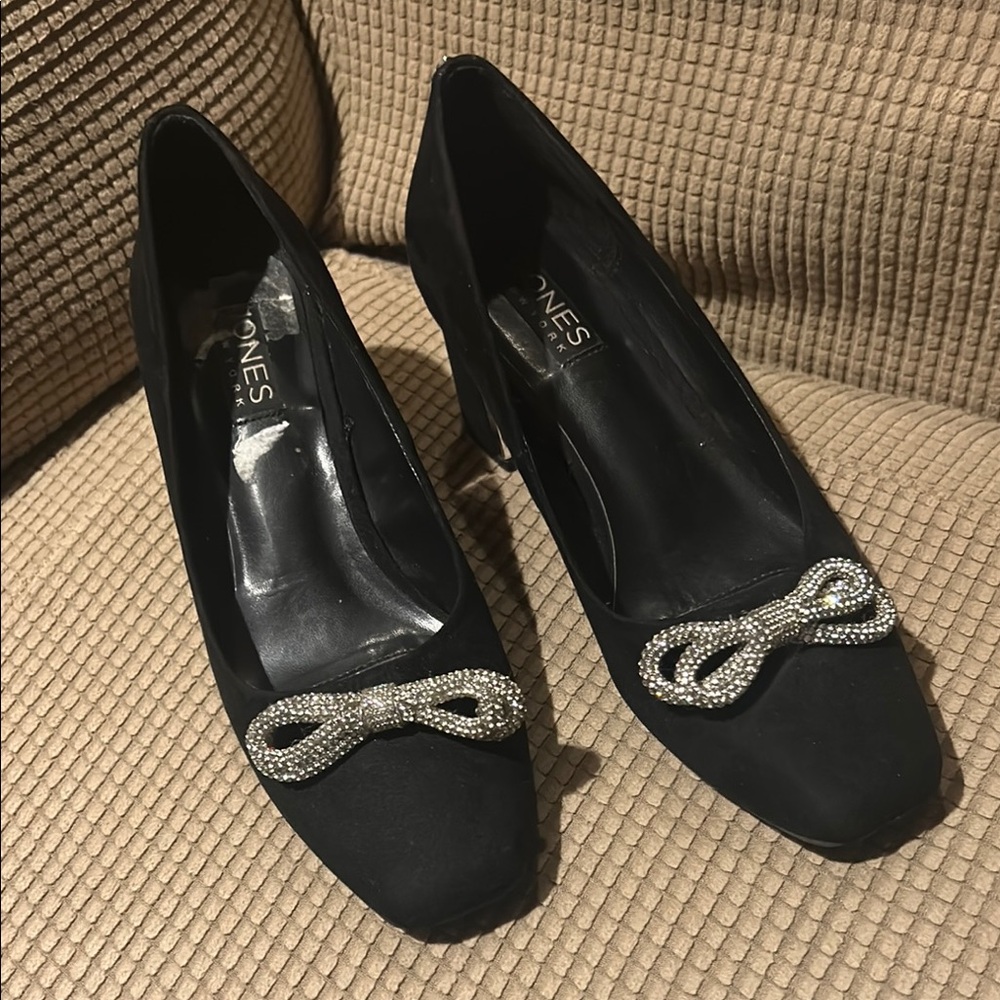 Jones New York Black and Silver Bow with Silver and Black Block Heel